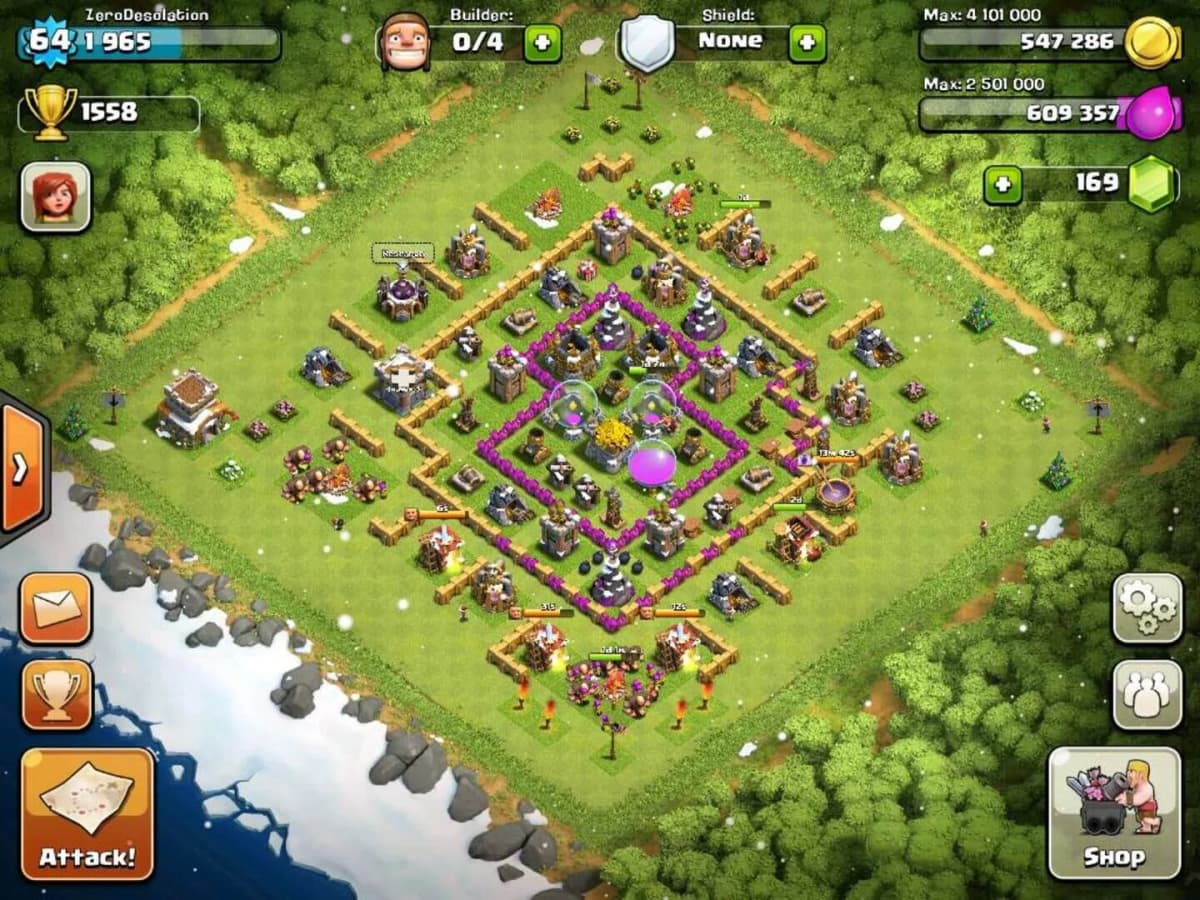 Vue aérienne d’un village Clash of Clans avec ses défenses et ses bâtiments.