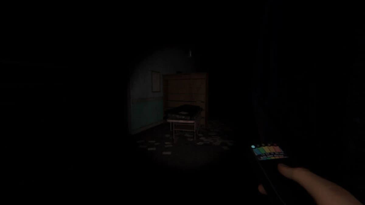 Chasseurs de fantômes en pleine analyse d’une pièce dans Phasmophobia.