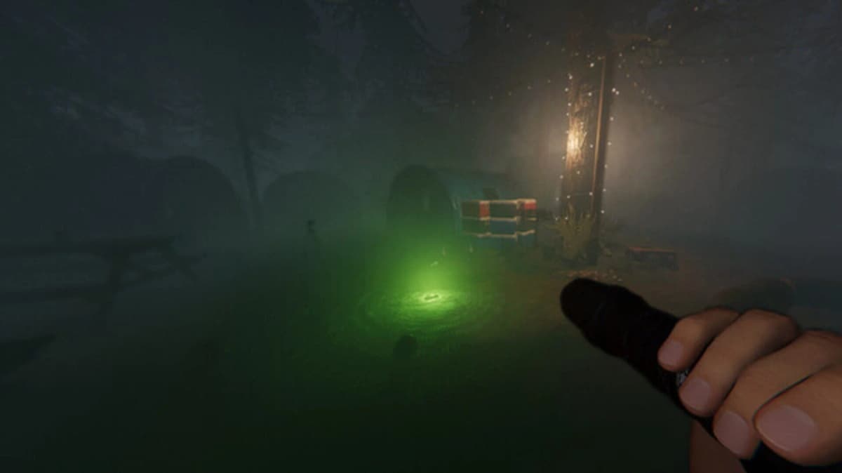Exploration d’un couloir plongé dans l’obscurité, lampe à la main dans Phasmophobia.