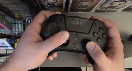 Test du Razer Raiju V3 Pro : le pad PS5/PC qui ose détrôner le DualSense sur la précision